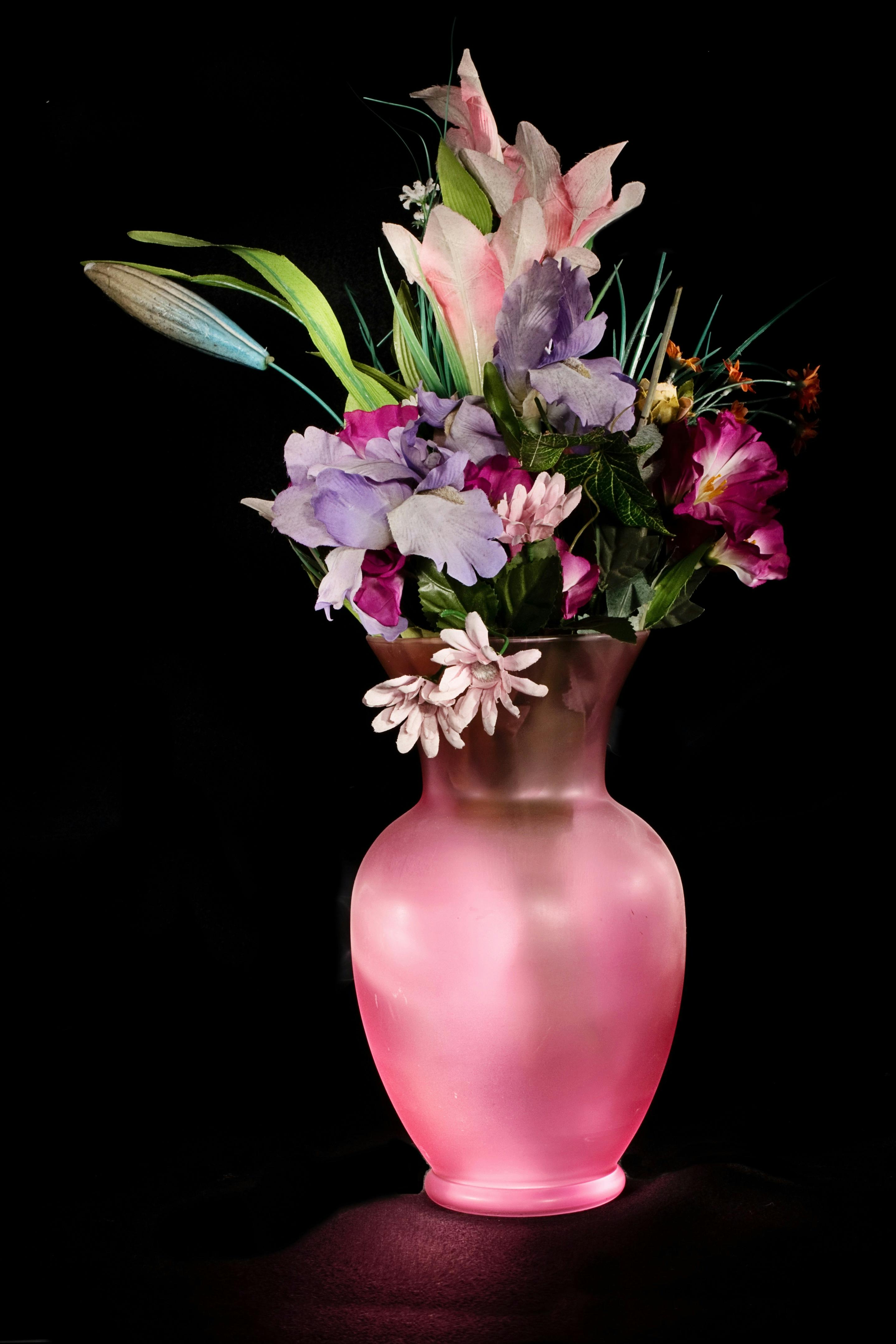 Gift-worthy flower vase in premium setting